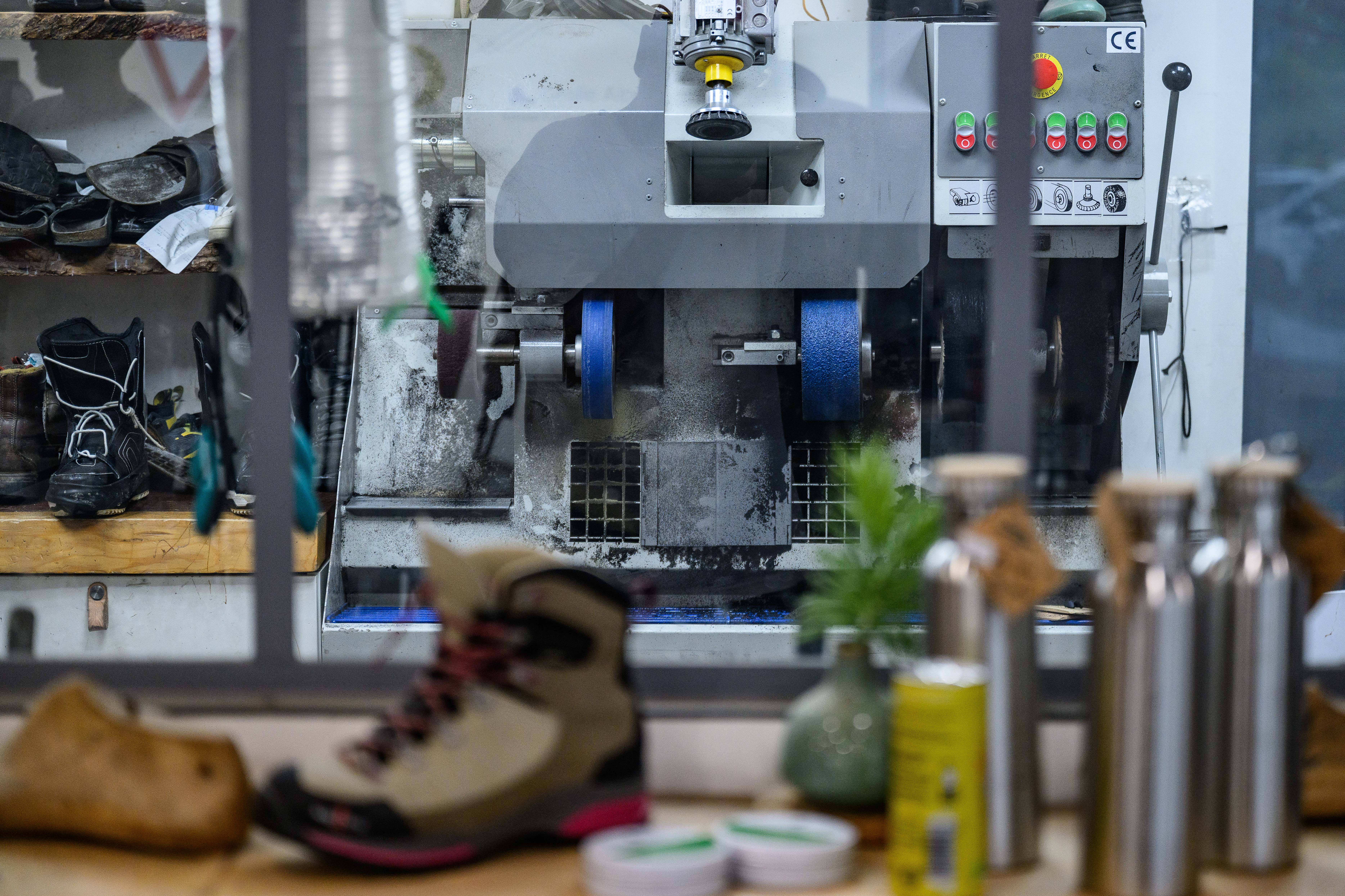 Chaussure de randonnée devant une machine de cordonnerie Grolle Alpine